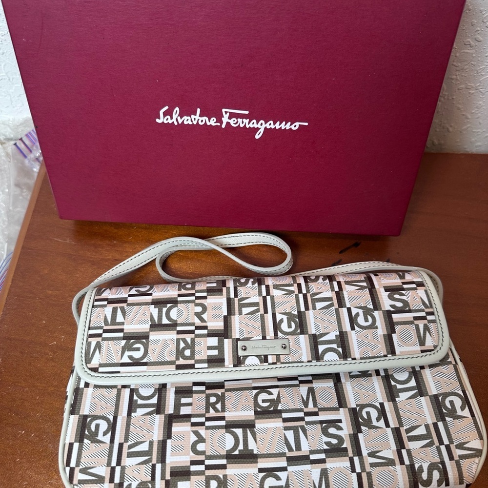 Ferragamo PVC Beige × Brown
Shoulder Bag - Picture 1 of 9